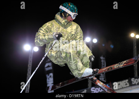 Freestyle-Skier üben die unglaublichsten Tricks vor dem Eintritt in den Äther Halfpipe Wettbewerb, Tignes, Frankreich Stockfoto