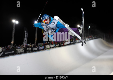 Freestyle-Skier konkurrieren, ziehen Sie die unglaublichsten Tricks im Äther Halfpipe Wettbewerb, Tignes, Frankreich Stockfoto