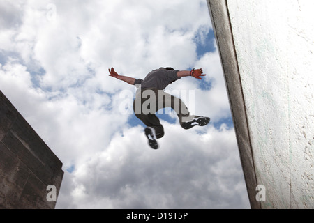 Freie Läufer springt über ein Treppenhaus leere Wand hinaus auf die Southbank, ein beliebter Hotspot in London, UK Stockfoto