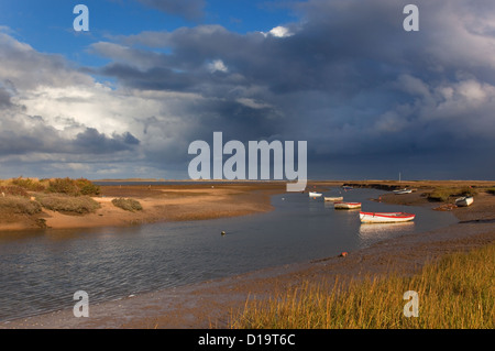 Cloud-Aufbau über Fluss Toynbee Mündung in Richtung Blakeney Point Norfolk November Stockfoto