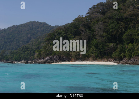 Strandblick von Moo Koh Surin Marine Nationalpark an der Westküste von Thailand. Stockfoto