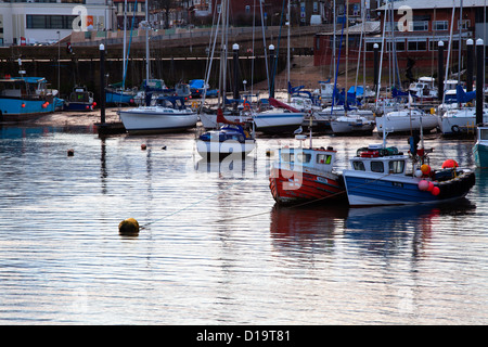 Angelboote/Fischerboote und Yachten im Hafen von Bridlington East Riding of Yorkshire England Stockfoto
