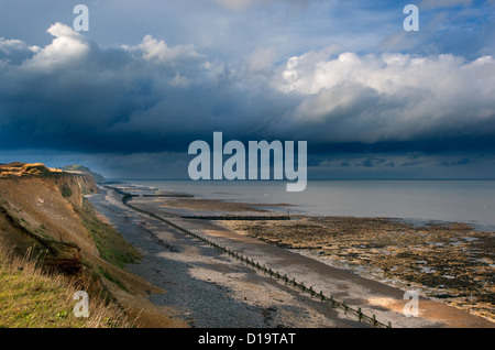 Nordsee von West Runton Klippen Norfolk und kommenden Sturm Stockfoto