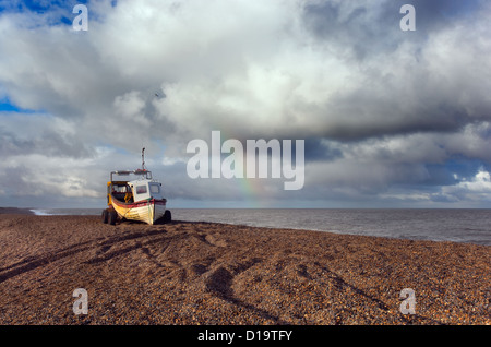 Krabben Sie-Boot am Strand von Weybourne bei stürmischem Wetter Norfolk Stockfoto