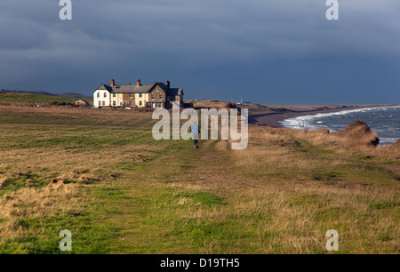 Coastal Cottages & Pfad Weybourne Norfolk an stürmischen Tag Stockfoto