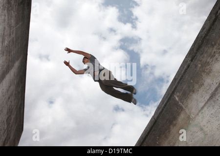 Freie Läufer springt über ein Treppenhaus leere Wand hinaus auf die Southbank, ein beliebter Hotspot in London, UK Stockfoto