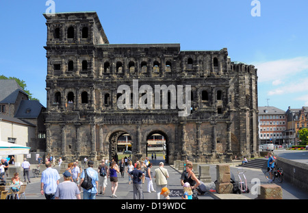 Trier, in der Altstadt, Hotels in der Altstadt, Porta Nigra, Trier, Porta Nigra, Rheinland-Pfalz, Stockfoto