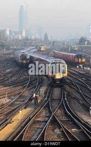 Züge zu nähern und fahren vom Bahnhof Clapham Junction in London. Stockfoto