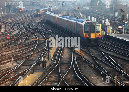 Züge zu nähern und fahren vom Bahnhof Clapham Junction in London. Stockfoto