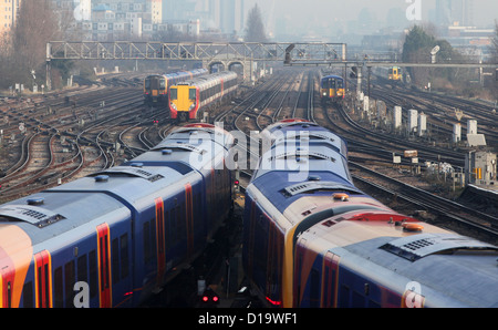 Züge zu nähern und fahren vom Bahnhof Clapham Junction in London. Stockfoto