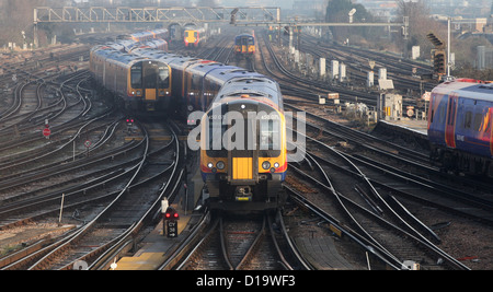 Züge zu nähern und fahren vom Bahnhof Clapham Junction in London. Stockfoto