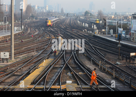 Züge zu nähern und fahren vom Bahnhof Clapham Junction in London. Stockfoto