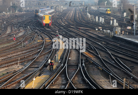 Züge zu nähern und fahren vom Bahnhof Clapham Junction in London. Stockfoto