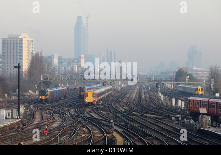 Züge zu nähern und fahren vom Bahnhof Clapham Junction in London. Stockfoto