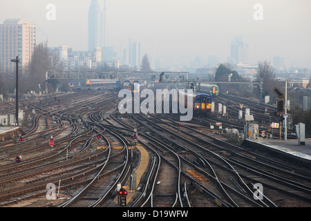 Züge zu nähern und fahren vom Bahnhof Clapham Junction in London. Stockfoto