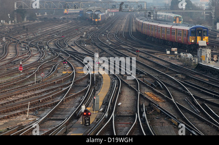 Züge zu nähern und fahren vom Bahnhof Clapham Junction in London. Stockfoto