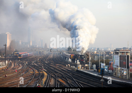 Die Southern Railway Luftschlacht um England Klasse Dampf Lok Nr. 34067 "Tangmere" Köpfe in Richtung Clapham Junction Station. Stockfoto