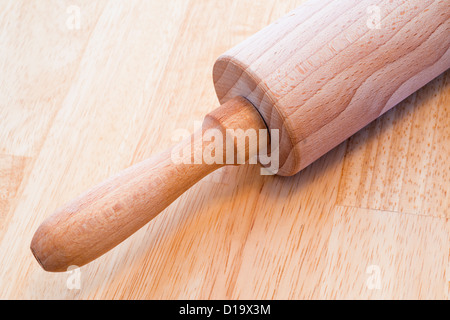 Nahaufnahme eines traditionellen Nudelholz auf Holztisch Stockfoto