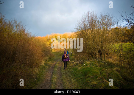 Wanderer erklimmen Whiteleaf Hill auf The Ridgeway National Trail, Buckinghamshire, Großbritannien Stockfoto