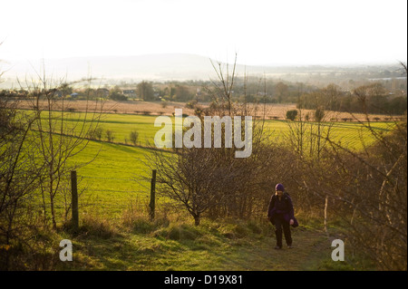 Ein Rollator klettert Whiteleaf Hill auf The Ridgeway National Trail, Buckinghamshire, Großbritannien Stockfoto