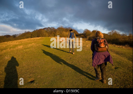 Wanderer auf The Ridgeway National Trail Klettern Whiteleaf Hill, Buckinghamshire, Großbritannien Stockfoto