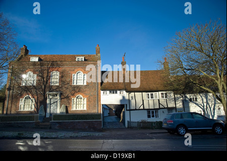 Alte Häuser in der Wintersonne auf The Ridgeway National Trail in Wendover, Buckinghamshire, Großbritannien Stockfoto