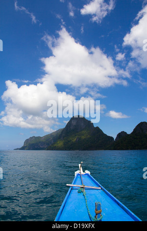 Kalksteinformationen wie gesehen vom Katamaran, El Nido, Palawan, Philippinen Stockfoto