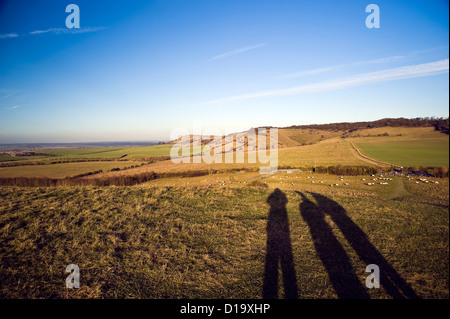 Lange Schatten der Wanderer nähert sich Ivinghoe Beacon am Ende von The Ridgeway National Trail, Buckinghamshire, Großbritannien Stockfoto