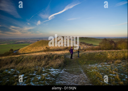 Wanderer nähert sich Ivinghoe Beacon am Ende von The Ridgeway National Trail, Buckinghamshire, Großbritannien Stockfoto