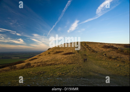 Wanderer auf Ivinghoe Beacon am Ende von The Ridgeway National Trail, Buckinghamshire, Großbritannien Stockfoto