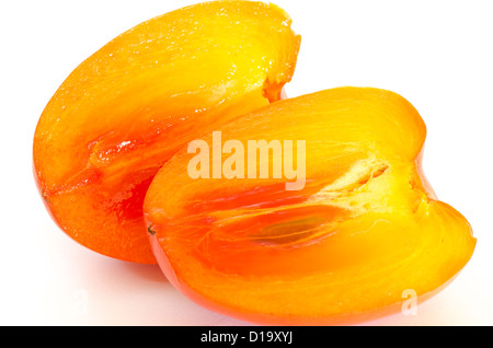 eine halbierte Kaki-Frucht, isoliert auf weiss Stockfoto