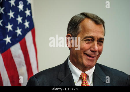 12. Dezember 2012 spricht - Washington, District Of Columbia, USA - Lautsprecher des Hauses John Boehner (R -OH) blickt auf eine Mehrheitsführer Eric Cantor im Rahmen einer Pressekonferenz über die '' Fiskalklippe '' Verhandlungen nach der wöchentlichen Sitzung Haus GOP Caucus. (Bild Kredit: Pete Marovich/ZUMAPRESS.com ©) Stockfoto