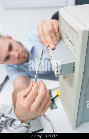 Computer-Ingenieur Befestigung cd/DVD-Player in PC-Gehäuse Stockfoto