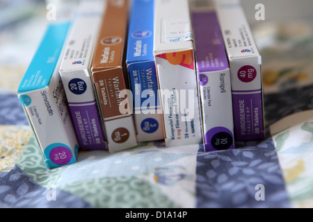 Palette von Medikamenten Tabletten Pillen Medikamente im Haus des älteren Alter Mensch, Suffolk, UK Stockfoto