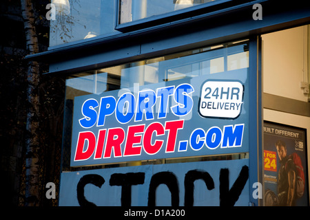 Nahaufnahme des Sports Direct Ladenschilds Ladenschilder Schaufenster Außenansicht England Großbritannien Großbritannien Großbritannien Großbritannien Großbritannien Großbritannien Großbritannien Großbritannien Großbritannien Großbritannien Großbritannien Großbritannien Großbritannien Großbritannien Großbritannien Großbritannien Großbritannien Großbritannien Stockfoto