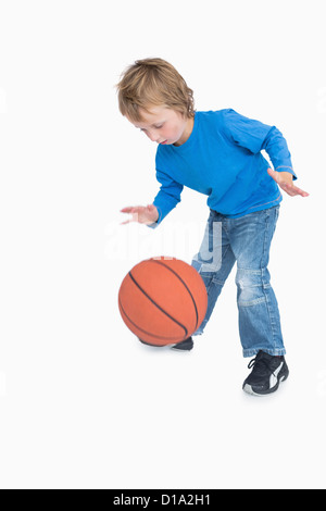 Lässige jungen Basketball spielen Stockfoto