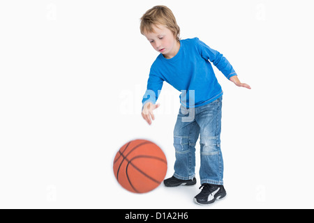 Lässige jungen Basketball spielen Stockfoto