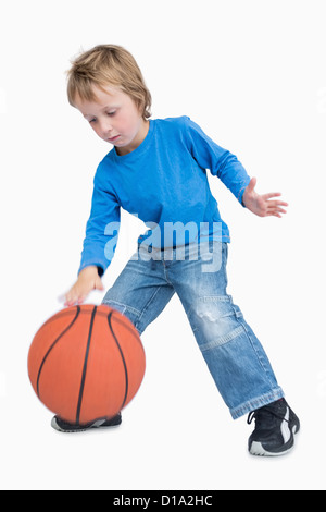 Lässige jungen Basketball spielen Stockfoto