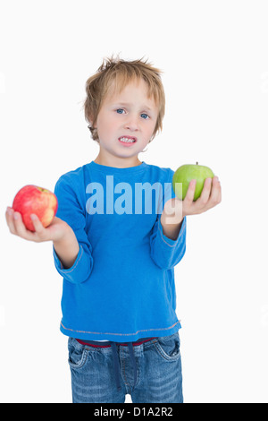 Porträt des jungen hält sich grüne und rote Äpfel Stockfoto