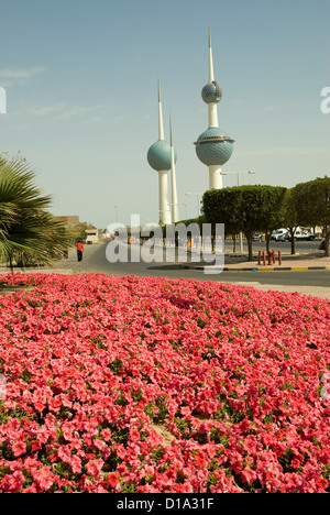 Frühlingsblumen mit Kuwait Towers im Hintergrund; Blumen werden jeden Winter nur, wohin in der Hitze des Sommers entfernt gepflanzt. Stockfoto