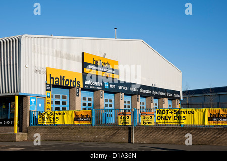 Halfords Superstore Store Exterior England Großbritannien GB Great Großbritannien Stockfoto