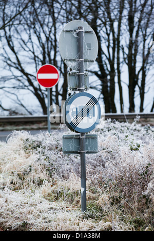 Wegweiser für Lastkraftwagen bedeckt in mattierte Spinnweben. Vereinigtes Königreich. Stockfoto