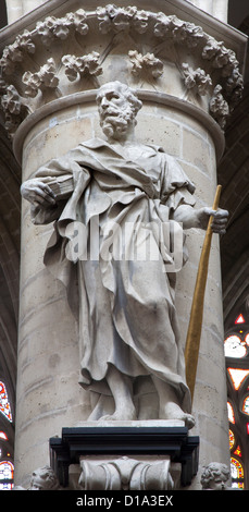 Brüssel - Juni 22: Statue des st. Jude Taddeus von Kathedrale st. Michel Stockfoto