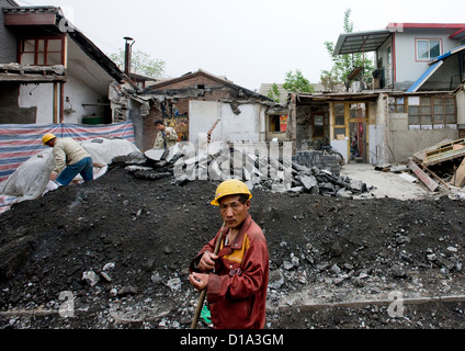 Arbeiter auf einer Abbruchbaustelle, Peking, China Stockfoto