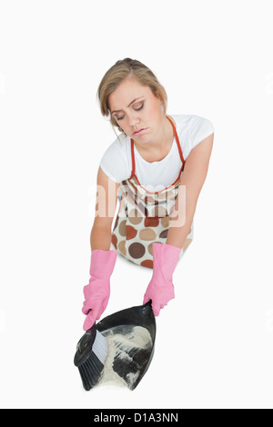 Erhöhte Ansicht der Magd mit Pinsel und Staub Pfanne Stockfoto