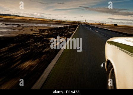 1965 Lotus Cortina fahren über die heilige Insel Damm in Northumberland Stockfoto