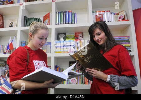 Firt russischen Zentrum, das mit der Popularisierung der russischen Sprache und Kultur helfen sollte war an der Westböhmischen Universität in Pilsen, Tschechische Republik, 12. Dezember 2012 geöffnet. Das Zentrum verfügt über TV mit russische TV-Kanäle, gut sortierte Bibliothek, Multimedia- und video-Bibliothek. (CTK Foto/Petr Eret) Stockfoto