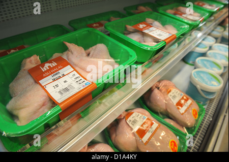 Halal Huhn auf Verkauf in Asda Supermarkt Bradford, Großbritannien Stockfoto