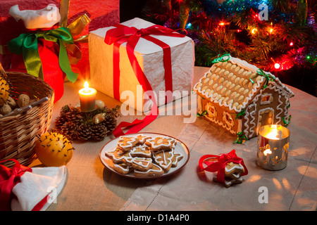 Weihnachts-Tisch set mit Lebkuchen Kuchen Stockfoto