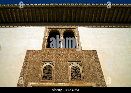 Verzierten Bögen und Fenstern den Mexuar Innenhof des Palazzo Comares in der Alhambra in Granada, Andalusien, Spanien Stockfoto